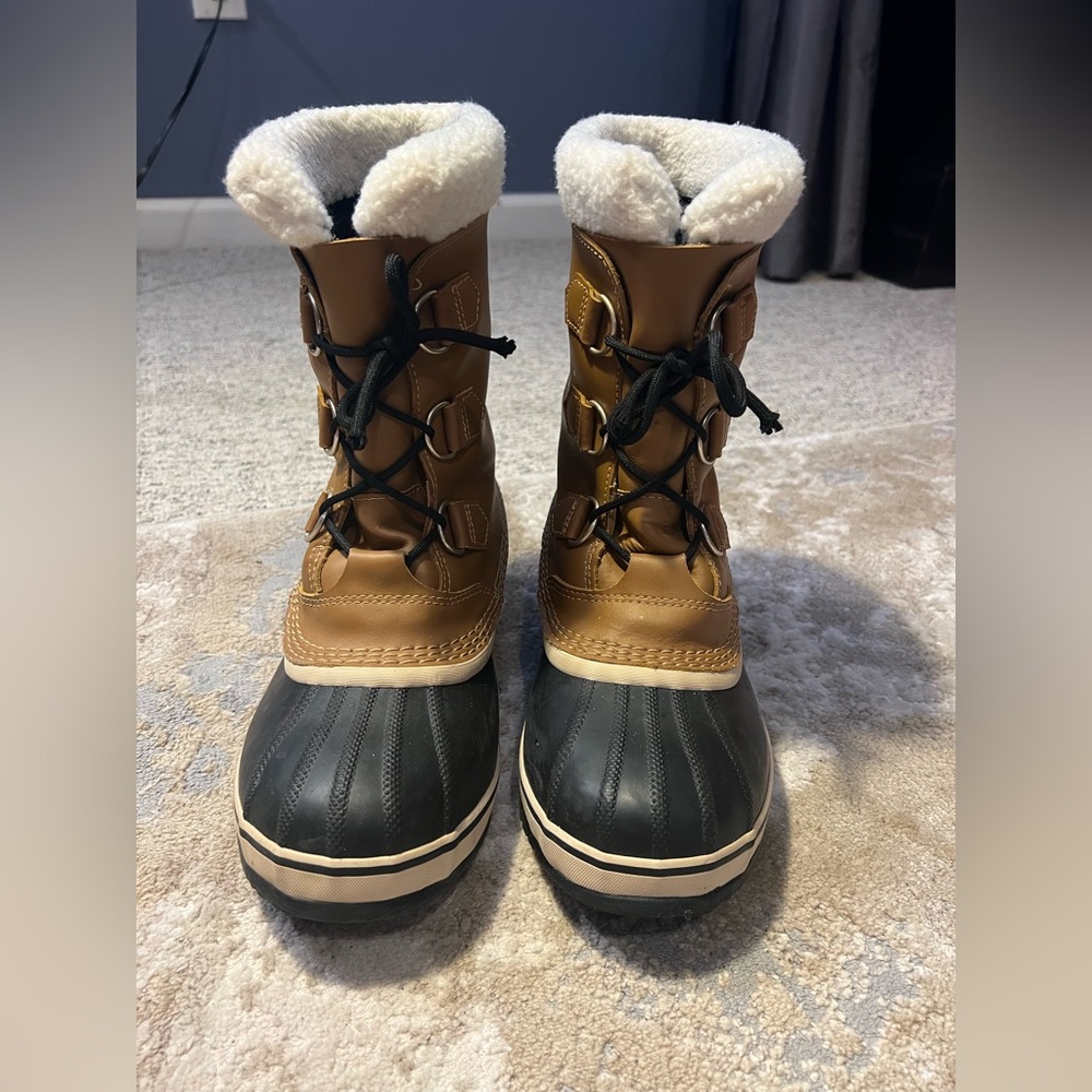 Kids size 6 (I’m usually womens 7.5)& fit perfectly with room for winter socks.